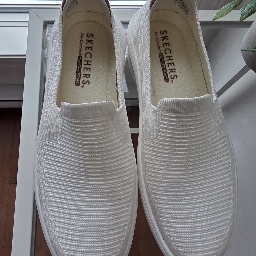 Skechers White With Tan Detail Memory Foam Sneakers